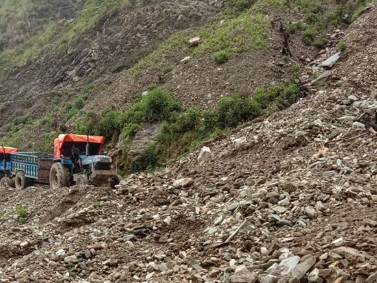 बर्खा लागेसँगै ग्रामीण सडक अवरुद्ध 